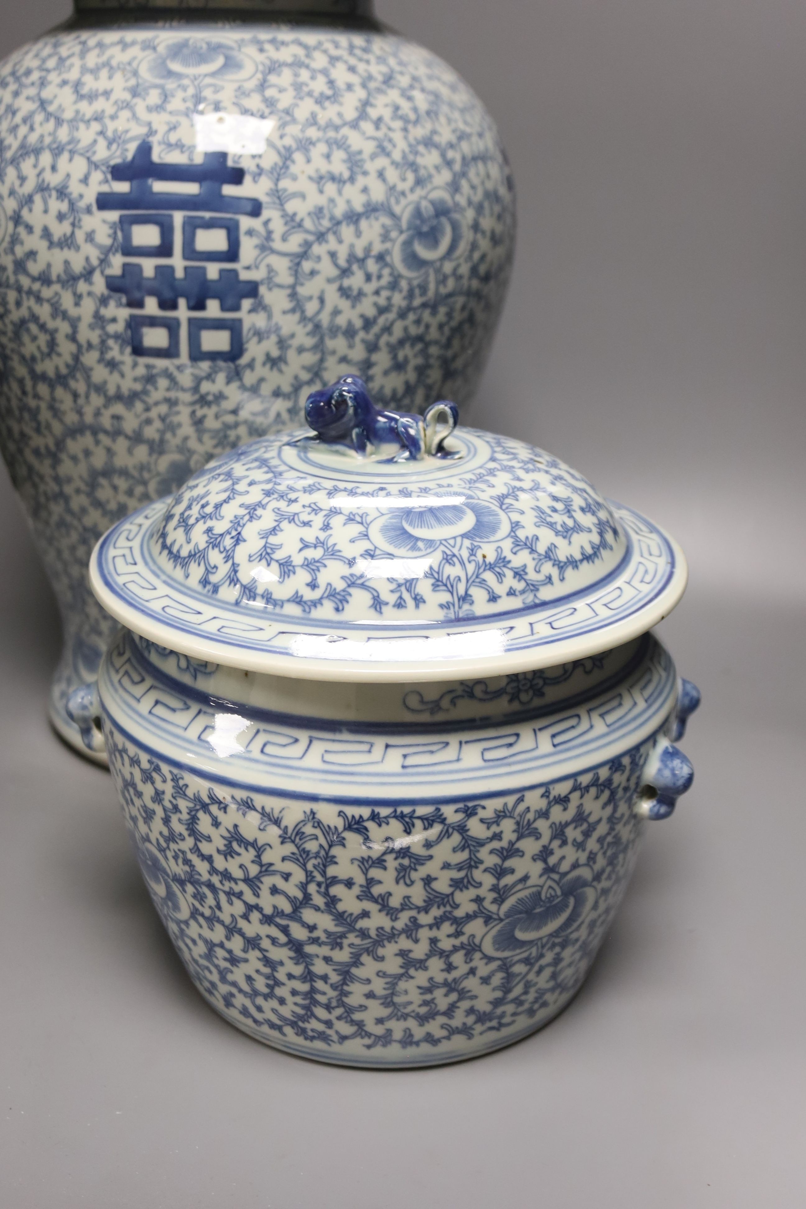 A Chinese blue and white vase cover, 51cm and a kamcheng and cover